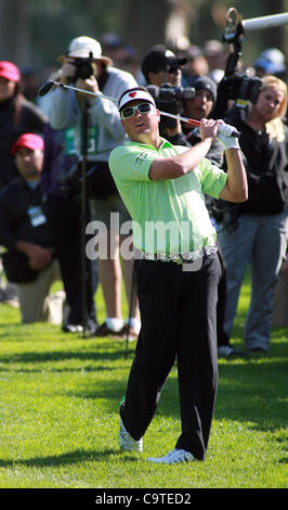 18. Februar 2012 - Los Angeles, Kalifornien, USA - Pat Perez Uhren sein Schuss in der dritten Runde des Northern Trust Open Golfturnier im Riviera Country Club in Los Angeles, Samstag, 18. Februar 2012. (Kredit-Bild: © Ringo Chiu/ZUMAPRESS.com) Stockfoto