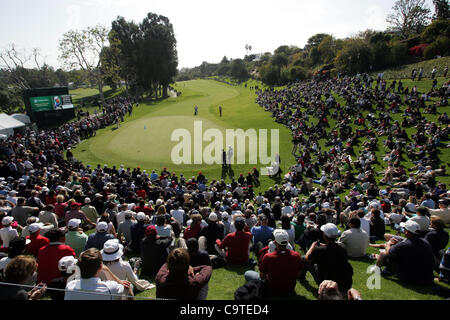 18. Februar 2012 drängen sich Samstag, 18. Februar 2012 in der dritten Runde der Northern Trust Open Golfturnier im Riviera Country Club in Los Angeles - Los Angeles, Kalifornien, USA - Fans. (Kredit-Bild: © Ringo Chiu/ZUMAPRESS.com) Stockfoto