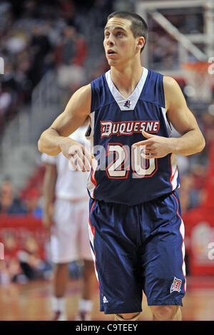 18. Februar 2012 - Philadelphia, Pennsylvania, Vereinigte Staaten von Amerika - Duquesne Dukes bewachen t.j. McConnell (20) auf dem Platz bei einer NCAA Basketball-Spiel zwischen der Duquesne Dukes und Tempel Eulen im Liacouras Center in Philadelphia gespielt. Tempel schlagen Duquesne 78-59. (Kredit-Bild: © Ken Innes Stockfoto