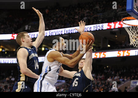 18. Februar 2012 - Philadelphia, Pennsylvania, USA - Villanova Wildcats bewachen Dominic Cheek (23) fährt die Bahn in Notre Dame Fighting Irish weiterleiten Jack Cooley (45). In einem Spiel auf das Wells Fargo Center in Philadelphia, Pennsylvania. Villanova führt in der Mitte mit einem Score von Notre Dame Stockfoto