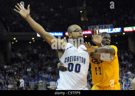 18. Februar 2012 - Omaha, Nebraska, USA - Creighton Zentrum Gregory Echenique (00) fordert den Ball beim Long Beach State Guard James Ennis (11) versucht, sich zu verteidigen. Creighton besiegte Long Beach State Park 81-79 in einem BracketBuster Spiel gespielt am CenturyLink Center in Omaha, Nebraska. (Kredit-Bild: © Ste Stockfoto