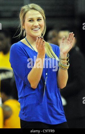 18. Februar 2012 - Omaha, Nebraska, USA - Jubel Creighton Student auf ihr Team. Creighton besiegte Long Beach State Park 81-79 in einem BracketBuster Spiel gespielt am CenturyLink Center in Omaha, Nebraska. (Kredit-Bild: © Steven Branscombe/Southcreek/ZUMApress.com) Stockfoto