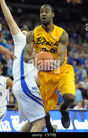 18. Februar 2012 - Omaha, Nebraska, USA - Long Beach State Park nach vorne TJ Robinson (20) erzielte 20 Punkte für die 49ers. Creighton besiegte Long Beach State Park 81-79 in einem BracketBuster Spiel gespielt am CenturyLink Center in Omaha, Nebraska. (Kredit-Bild: © Steven Branscombe/Southcreek/ZUMApress.com) Stockfoto