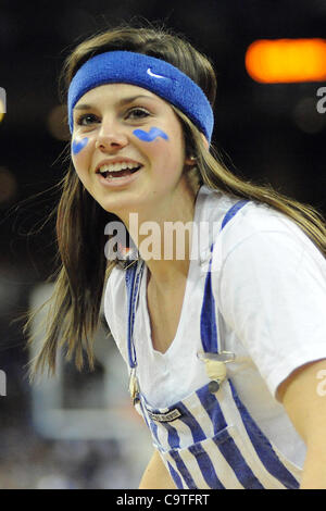 18. Februar 2012 - Omaha, Nebraska, USA - Creighton Studenten jubeln ihrem Team als Creighton Long Beach State Park 81-79 in einem BracketBuster Spiel gespielt am CenturyLink Center in Omaha, Nebraska besiegt. (Kredit-Bild: © Steven Branscombe/Southcreek/ZUMApress.com) Stockfoto