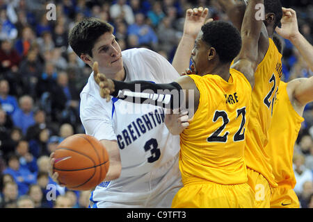 18. Februar 2012 - Wache Omaha, Nebraska, USA - Creighton vorwärts Doug McDermott (3) aus einem Pass um Long Beach State Park steigt, Casper Ware (22) und Long Beach State Park nach vorne TJ Robinson (20). Creighton besiegte Long Beach State Park 81-79 in einem BracketBuster Spiel gespielt am CenturyLink Center in Omaha, Nebra Stockfoto