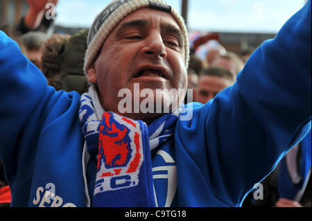 Trotzig Rangers-Fans versammeln sich vor ihrem Spiel gegen Kilmarnock, ihr erstes Spiel, da sie in die Verwaltung gingen. Rangers Steuerbescheid konnte über £75million, erreichen, mit einigen Kommentatoren spekulieren, dass der Club letztlich Liquidation konfrontiert werden könnten. Stockfoto