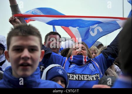 Trotzig Rangers-Fans versammeln sich vor ihrem Spiel gegen Kilmarnock, ihr erstes Spiel, da sie in die Verwaltung gingen. Rangers Steuerbescheid konnte über £75million, erreichen, mit einigen Kommentatoren spekulieren, dass der Club letztlich Liquidation konfrontiert werden könnten. Stockfoto