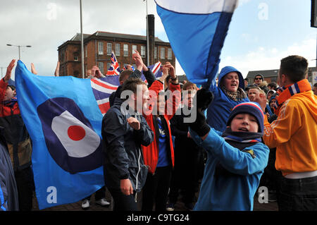 Trotzig Rangers-Fans versammeln sich vor ihrem Spiel gegen Kilmarnock, ihr erstes Spiel, da sie in die Verwaltung gingen. Rangers Steuerbescheid konnte über £75million, erreichen, mit einigen Kommentatoren spekulieren, dass der Club letztlich Liquidation konfrontiert werden könnten. Stockfoto