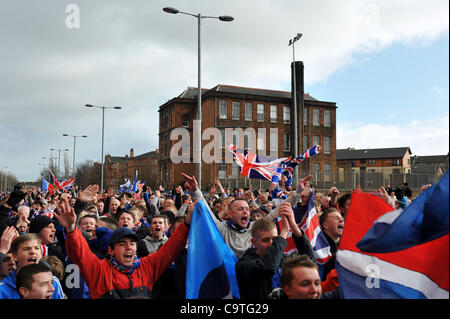 Trotzig Rangers-Fans versammeln sich vor ihrem Spiel gegen Kilmarnock, ihr erstes Spiel, da sie in die Verwaltung gingen. Rangers Steuerbescheid konnte über £75million, erreichen, mit einigen Kommentatoren spekulieren, dass der Club letztlich Liquidation konfrontiert werden könnten. Stockfoto