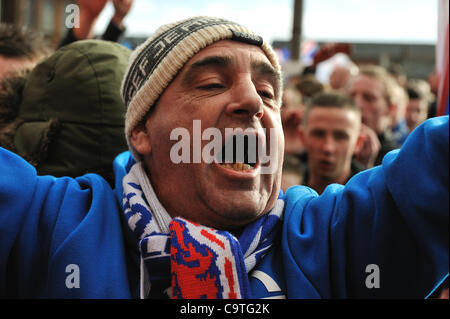 Trotzig Rangers-Fans versammeln sich vor ihrem Spiel gegen Kilmarnock, ihr erstes Spiel, da sie in die Verwaltung gingen. Rangers Steuerbescheid konnte über £75million, erreichen, mit einigen Kommentatoren spekulieren, dass der Club letztlich Liquidation konfrontiert werden könnten. Stockfoto