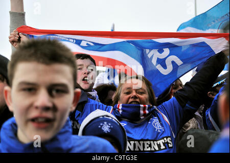 Trotzig Rangers-Fans versammeln sich vor ihrem Spiel gegen Kilmarnock, ihr erstes Spiel, da sie in die Verwaltung gingen. Rangers Steuerbescheid konnte über £75million, erreichen, mit einigen Kommentatoren spekulieren, dass der Club letztlich Liquidation konfrontiert werden könnten. Stockfoto