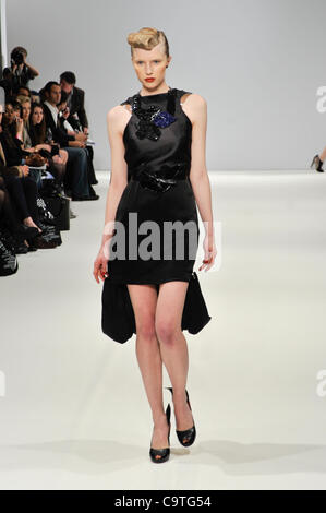 Bernard Chandran Catwalk Modenschau an der Freimaurer Hall London Stockfoto