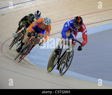 London, England, 02.12.18. Sir Chris HOY (GBR) führt von Teun MULDER (NED) in der zweiten Runde von den Herren Keirin im UCI World Cup Track Cycling, Olympic Velodrome, London. Teil der London bereitet Olympische Vorbereitungen. Stockfoto