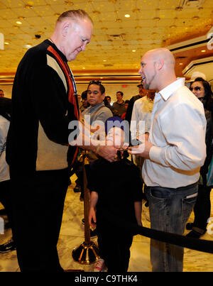 18. Februar 2012 - Las Vegas, Nevada, USA - ehemaliger Boxer CHUCK WEPNER (L) spricht mit Fans bei einem Meet &amp; greet Sitzung im MGM Grand Hotel auf Samstag, 18. Februar 2012 in Las Vegas, Nevada. Wepner zusammen mit anderen ehemaligen Boxer begrüßt Boxfans im MGM in Verbindung mit dem halten Erinnerung Al Stockfoto