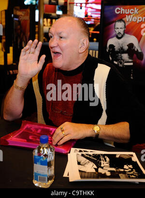 18. Februar 2012 - Las Vegas, Nevada, USA - ehemaliger Boxer CHUCK WEPNER besucht ein Meet und greet Sitzung im MGM Grand Hotel am Samstag, 18. Februar 2012 in Las Vegas, Nevada. Wepner zusammen mit anderen ehemaliger Boxer begrüßt Boxfans im MGM in Verbindung mit der Keep Memory Alive 16. jährlichen P Stockfoto