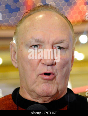 18. Februar 2012 - Las Vegas, Nevada, USA - ehemaliger Boxer CHUCK WEPNER (L) besucht ein Meet und greet Sitzung im MGM Grand Hotel am Samstag, 18. Februar 2012 in Las Vegas, Nevada. Wepner zusammen mit anderen ehemaliger Boxer begrüßt Boxfans im MGM in Verbindung mit der Keep Memory Alive 16. Annu Stockfoto