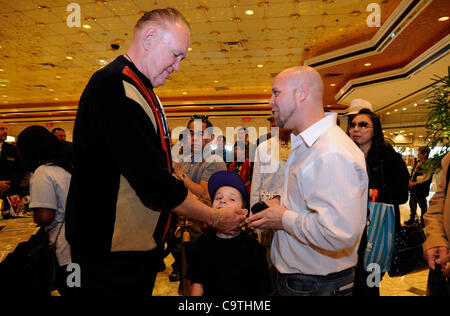 18. Februar 2012 - Las Vegas, Nevada, USA - ehemaliger Boxer CHUCK WEPNER (L) spricht mit Fans bei einem Meet &amp; greet Sitzung im MGM Grand Hotel auf Samstag, 18. Februar 2012 in Las Vegas, Nevada. Wepner zusammen mit anderen ehemaligen Boxer begrüßt Boxfans im MGM in Verbindung mit dem halten Erinnerung Al Stockfoto