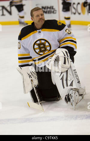 19. Februar 2012 - St. Paul, Minnesota, USA - Boston Bruins Torwart Tim Thomas (30) erstreckt sich vor dem Eishockey-Spiel zwischen den Boston Bruins an die Minnesota Wild im Xcel Energy Center in St. Paul, Minnesota.  Thomas hatte 29 Schüsse auf das Tor, 27 davon auf Weg nach einer Niederlage gegen Minnesota 2-0 zu stoppen. (Cre Stockfoto