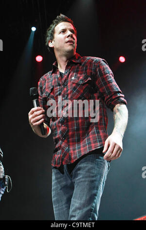 19. Februar 2012 führt - Toronto, Kanada - Quebec pop-Punk Band Simple Plan im Air Canada Centre. Im Bild lead-Sänger Pierre Bouvier. Stockfoto