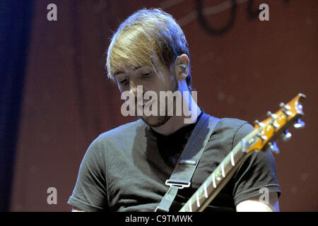 19. Februar 2012 - führt aus Toronto, Kanada - All Time Low, eine US-amerikanische pop-Punk-Band aus Baltimore, Maryland, im Air Canada Centre. Im Bild, Alex Gaskarth. Stockfoto