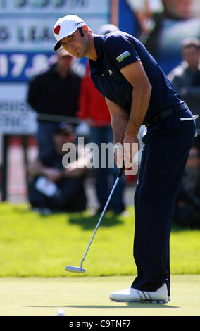 19. Februar 2012 - Los Angeles, Kalifornien, USA - Dustin Johnson spielt in der letzten Runde von der Northern Trust Open Golfturnier im Riviera Country Club in Los Angeles Sonntag, 19. Februar 2012. (Kredit-Bild: © Ringo Chiu/ZUMAPRESS.com) Stockfoto
