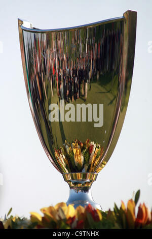 19. Februar 2012 sieht Sonntag, 19. Februar 2012 in der Northern Trust Open Golfturnier im Riviera Country Club in Los Angeles - Los Angeles, Kalifornien, USA - die Gewinner Trophäe. (Kredit-Bild: © Ringo Chiu/ZUMAPRESS.com) Stockfoto