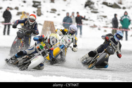 Von links nach rechts Petr Klauz sind Lukas Volejnik, Jan Pecina und Jan Klauz der Tschechischen Republik während der International Championship der Tschechischen Republik der Teams auf dem Eisspeedway in Koprivnice-Vetrkovice, Tschechische Republik, auf Sonntag, 19. Februar 2012 gesehen. (Foto/Jaroslav Ozana CTK) Stockfoto