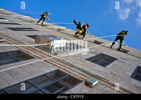 Feuerwehr Abseilen vom Dach der Schule bei den Rettungsarbeiten nach einem Erdbeben in einer landesweiten Übung Simulation an der Bet-Hakerem Grundschule. Jerusalem, Israel. 20. Februar 2012. Stockfoto