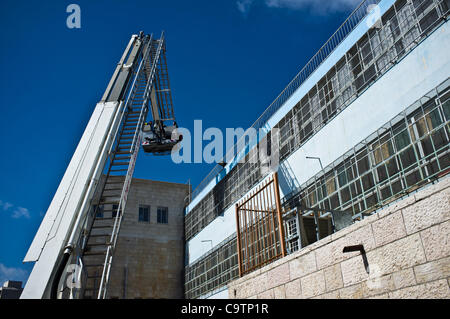 Feuerwehrleute verwenden einen Kran um Rettungsaktionen von Schule auf dem Dach in einer landesweiten Übung an der Grundschule von Bet-Hakerem zu simulieren. Jerusalem, Israel. 20. Februar 2012. Stockfoto