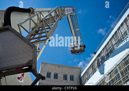 Feuerwehrleute verwenden einen Kran um Rettungsaktionen von Schule auf dem Dach in einer landesweiten Übung an der Grundschule von Bet-Hakerem zu simulieren. Jerusalem, Israel. 20. Februar 2012. Stockfoto