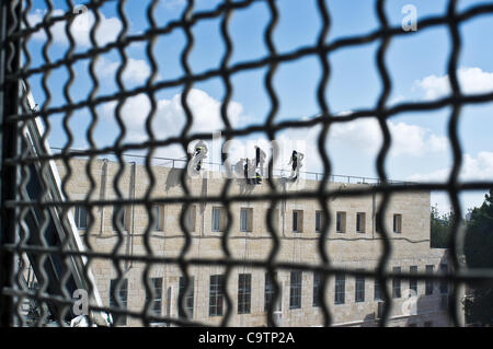 Feuerwehr Abseilen vom Dach der Schule bei den Rettungsarbeiten nach einem Erdbeben in einer landesweiten Übung Simulation an der Bet-Hakerem Grundschule. Jerusalem, Israel. 20. Februar 2012. Stockfoto