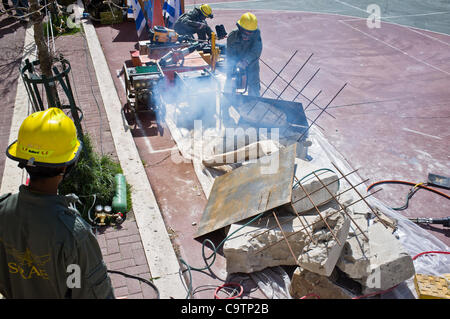 IDF Heimatfront Kommando Soldaten simulieren Rettungsaktionen unter Trümmern nach einem Erdbeben in einer landesweiten Übung an der Grundschule von Bet-Hakerem. Jerusalem, Israel. 20. Februar 2012. Stockfoto