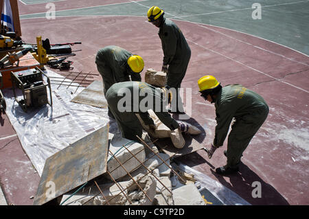 IDF Heimatfront Kommando Soldaten simulieren Rettungsaktionen unter Trümmern nach einem Erdbeben in einer landesweiten Übung an der Grundschule von Bet-Hakerem. Jerusalem, Israel. 20. Februar 2012. Stockfoto