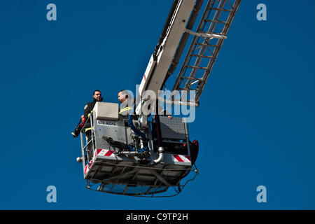 Feuerwehrleute verwenden einen Kran um Rettungsaktionen von Schule auf dem Dach in einer landesweiten Übung an der Grundschule von Bet-Hakerem zu simulieren. Jerusalem, Israel. 20. Februar 2012. Stockfoto