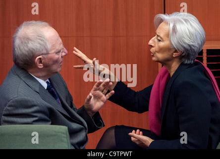 20. Februar 2012 - Brüssel, BXL, treffen Belgien - deutsche Finance Minister Wolfgang Schäuble (L) und geschäftsführender Direktor des Internationalen Währungsfonds Fonds Christine Lagarde vor der Eurogruppe ministeriellen des Europäischen Rates, die Gebäude in Brüssel, Belgien. Stockfoto