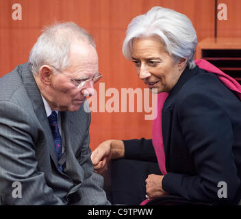 20. Februar 2012 - Brüssel, BXL, treffen Belgien - deutsche Finance Minister Wolfgang Schäuble (L) und geschäftsführender Direktor des Internationalen Währungsfonds Fonds Christine Lagarde vor der Eurogruppe ministeriellen des Europäischen Rates, die Gebäude in Brüssel, Belgien. Stockfoto