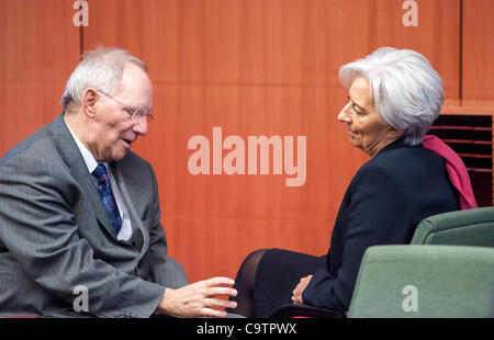 20. Februar 2012 - Brüssel, BXL, treffen Belgien - deutsche Finance Minister Wolfgang Schäuble (L) und geschäftsführender Direktor des Internationalen Währungsfonds Fonds Christine Lagarde vor der Eurogruppe ministeriellen des Europäischen Rates in Brüssel darauf aufbauend Regierungen der Eurozone 2012-02-20 w Stockfoto