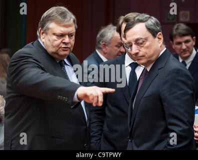 20. Februar 2012 - Brüssel, BXL, treffen Belgien - (L-R) der griechische Finanzminister Evangelos Venizelos und Präsident der Europäischen Zentralbank Mario Draghi vor der Eurogruppe ministeriellen des Europäischen Rates, die Gebäude in Brüssel, Belgien. Stockfoto