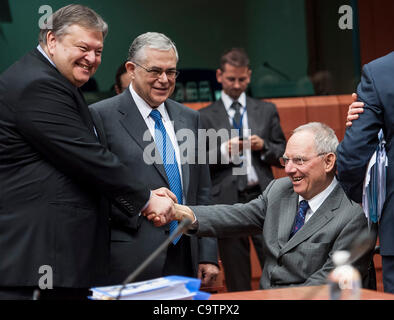 20. Februar 2012 - Brüssel, BXL, treffen Belgien - (L-R) der griechische Finanzminister Evangelos Venizelos, der griechische Premierminister Lucas Papademos und Bundesfinanzminister Wolfgang Schaeuble vor der Eurogruppe ministeriellen des Europäischen Rates, die Gebäude in Brüssel, Belgien. Stockfoto