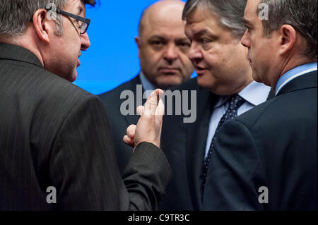 20. Februar 2012 - Brüssel, BXL, Belgien - belgische Finanzen (L-R) Münster, die Steven Vanackere und der griechische Finanzminister Evangelos Venizelos vor dem Ministertreffen der Euro-Gruppe auf dem Europäischen Rat in Brüssel darauf aufbauend Regierungen der Eurozone 2012-02-20 wird wahrscheinlich genehmigen am Mo Stockfoto