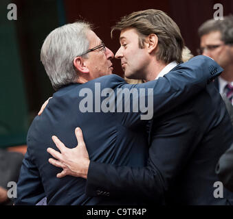 20. Februar 2012 - Brüssel, BXL, Belgien - (L-R) Luxemburgs Premierminister und Eurogruppe Vorsitzender, Jean-Claude Juncker und Französisch Finance Minister Francois Baroin vor dem Ministertreffen der Euro-Gruppe auf dem Europäischen Rat Gebäude in Brüssel, Belgien. Stockfoto