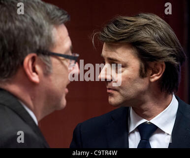 20. Februar 2012 - BXL, Brüssel, Belgien - belgische Finanzen (L-R) Münster Steven Vanackere und Französisch Finance minister Francois Baroin vor dem Ministertreffen der Euro-Gruppe auf dem Europäischen Rat Gebäude in Brüssel, Belgien am 2012-02-20 Eurozone Regierungen wird wahrscheinlich genehmigen auf Monda Stockfoto