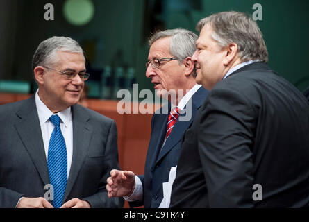 20. Februar 2012 - BXL, Brüssel, Belgien - (L-R) griechische Premierminister Lucas Papademos, luxemburgische Ministerpräsident und Vorsitzende der Eurogruppe, Jean-Claude Juncker und der griechische Finanzminister Evangelos Venizelos vor dem Ministertreffen der Euro-Gruppe auf dem Europäischen Rat in Brüssel, Bel Stockfoto