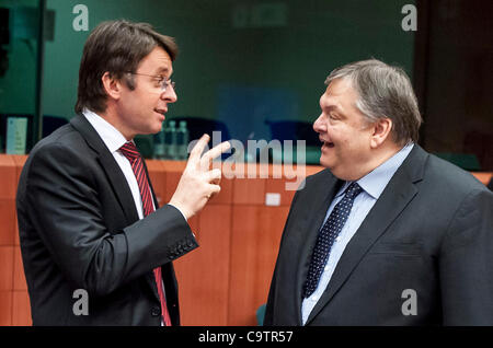 20. Februar 2012 - Brüssel, BXL, Belgien - slowakische Finanzminister und stellvertretender Vorstandsvorsitzender der slowakische demokratische und Christioan Bewegung (SDKU) Ivan Miklos (L) und der griechische Finanzminister Evangelos Venizelos vor dem Ministertreffen der Euro-Gruppe auf dem Europäischen Rat in Brüssel. Stockfoto