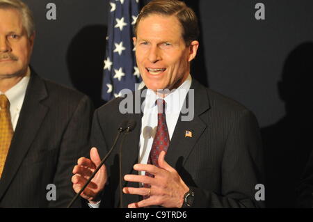 Kairo, Ägypten. 20. Februar 2012. Senator Richard Blumenthal (Connecticut) spricht mit Presse nach einem kurzen Besuch nach Ägypten, wo er und die Zweiparteien-Senatsausschuss Reise (einschließlich Senator Lindsey Graham, Senator John Hoeven, Senator John McCain und Senator Jeff Beauregard) trafen sich mit ägyptischen Führer. Stockfoto