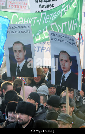 Februar 18,2012. St.Petersburg,Russia. Tausende von Menschen in ganz Russland sammelten Samstag hinter Premierminister Valdimir Putin in seiner Bewerbung um Präsident zu werden. Im Bild: Menschen mit Porträts von Vladimir Putin. Stockfoto