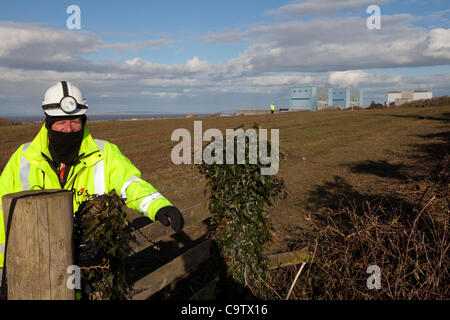 Anti-Atom-Protest in Hinkley Point North Somerset. Demonstranten haben ein Bauernhaus als A Gruppe 4 besetzt privater Wachmann über einen Protest am Hinkely Punkt nuklearen Powerstation-Uhren. EDF sind das Land roden, bevor sie eine Baugenehmigung für ein neues Kraftwerk gegeben haben eine Stockfoto