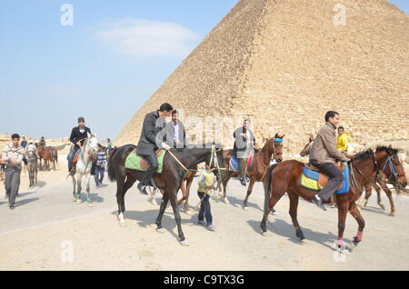 Tourismus-Zahlen bei den Pyramiden von Gizeh sind unten nach dem arabischen Frühling aber mehr arabische Touristen eher westlichen kommen. Stockfoto