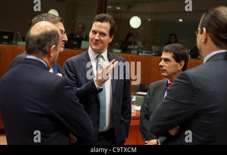 Der britische Schatzkanzler George Osborne gibt während des ECOFIN-Treffens der europäischen Finanzminister zwei Fingerbewegungen ab. Stockfoto