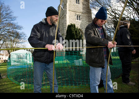 21. Februar 2012. Besetzen Southend hat seine Zelte auf dem Gelände des Maria Kirche in der Nähe des Stadtzentrums. Sie zogen am Sonntag nach Monaten der sorgfältigen Planung. Zwei Mitglieder hier errichten eine traditionellen Weide gerahmt Gebäude um zu schlafen. Stockfoto